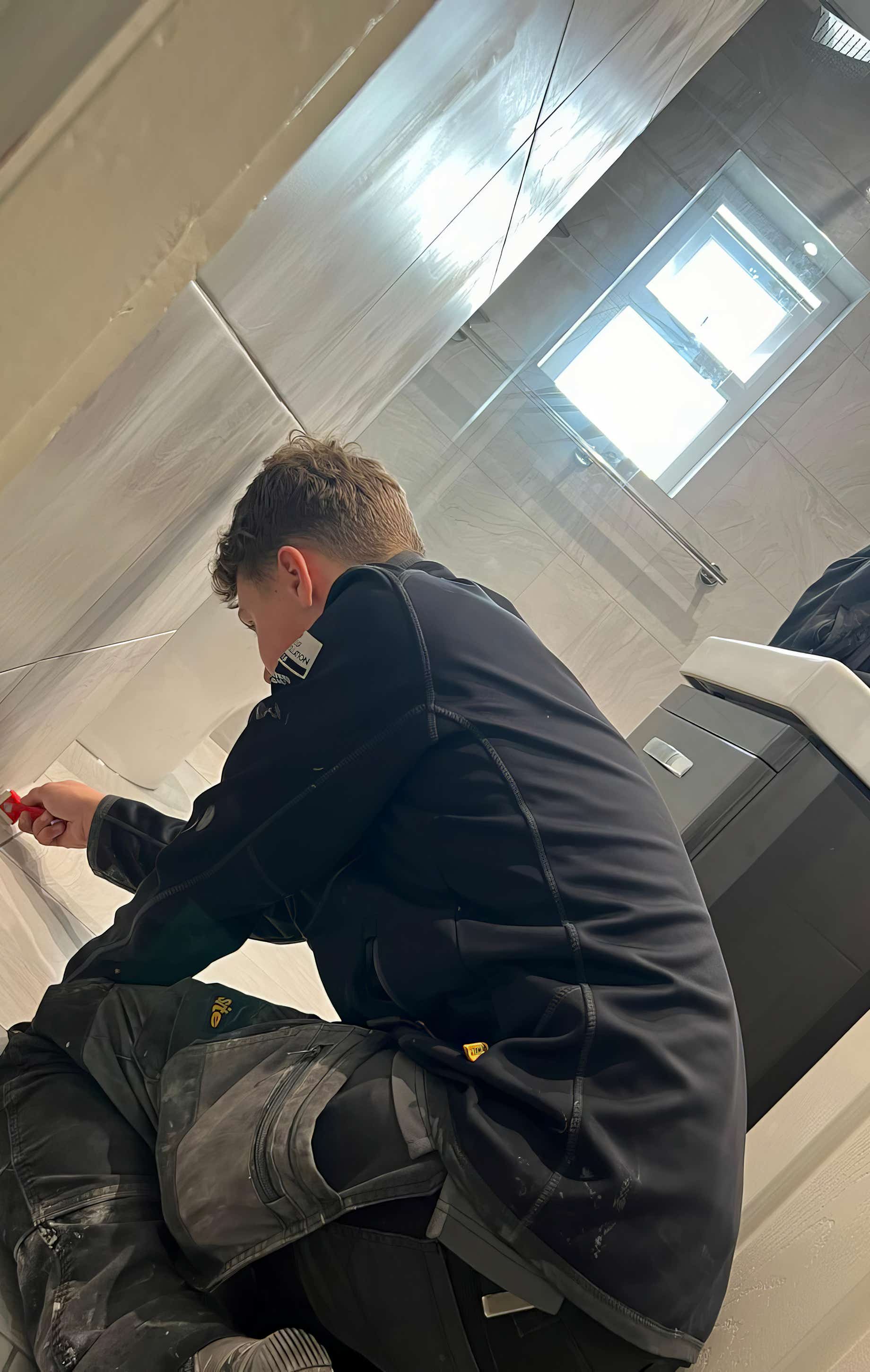 Image of Plumb Yorkshire Ltd. accredited tradesman applying tile grout.