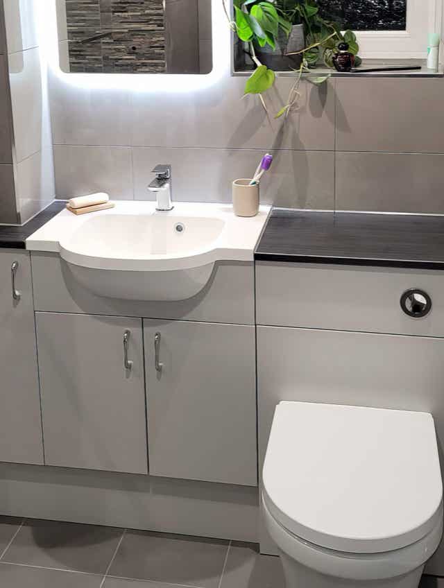 Modern bathroom with natural light by Plumb Yorkshire.